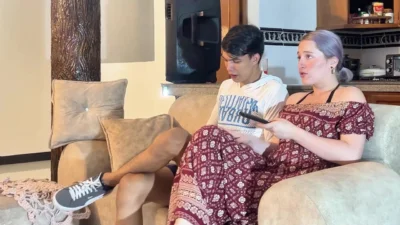 YOUNG STEPMOTHER TEMPTS HER STEPSON BY LETTING HIM TOUCH HER IN HER PRIVATE PARTS